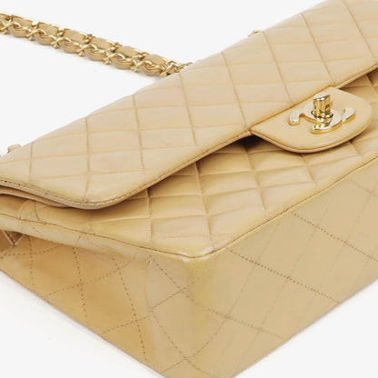 Chanel Mittlere Klassische Doppelklappen Tasche Beigefarbene gestepptes Lammleder mit 24K vergoldeten Beschlägen