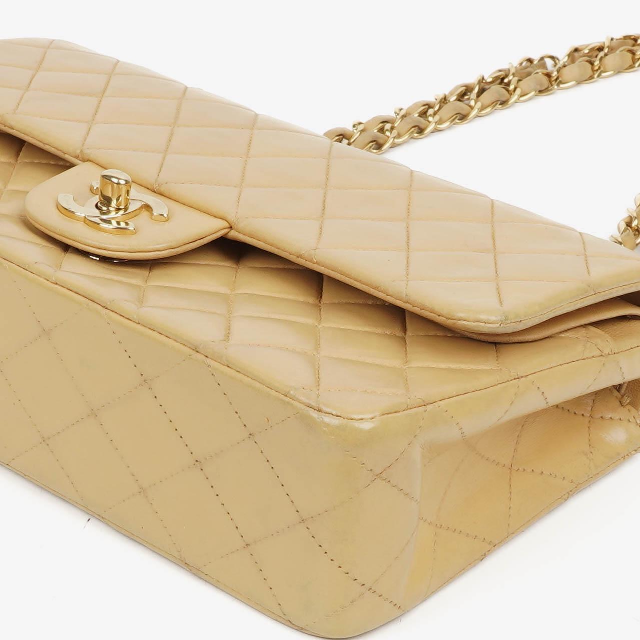 Chanel Mittlere Klassische Doppelklappen Tasche Beigefarbene gestepptes Lammleder mit 24K vergoldeten Beschlägen
