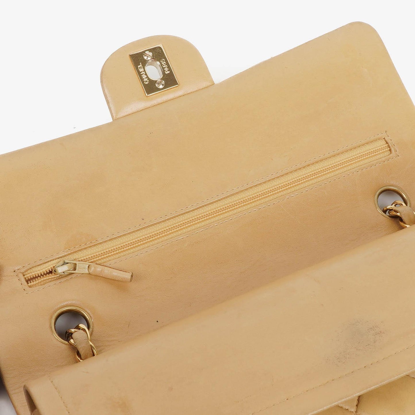 Chanel Mittlere Klassische Doppelklappen Tasche Beigefarbene gestepptes Lammleder mit 24K vergoldeten Beschlägen
