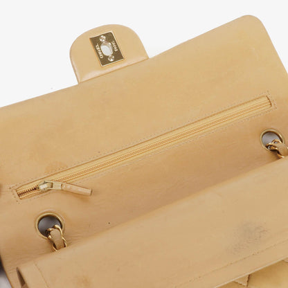 Chanel Mittlere Klassische Doppelklappen Tasche Beigefarbene gestepptes Lammleder mit 24K vergoldeten Beschlägen
