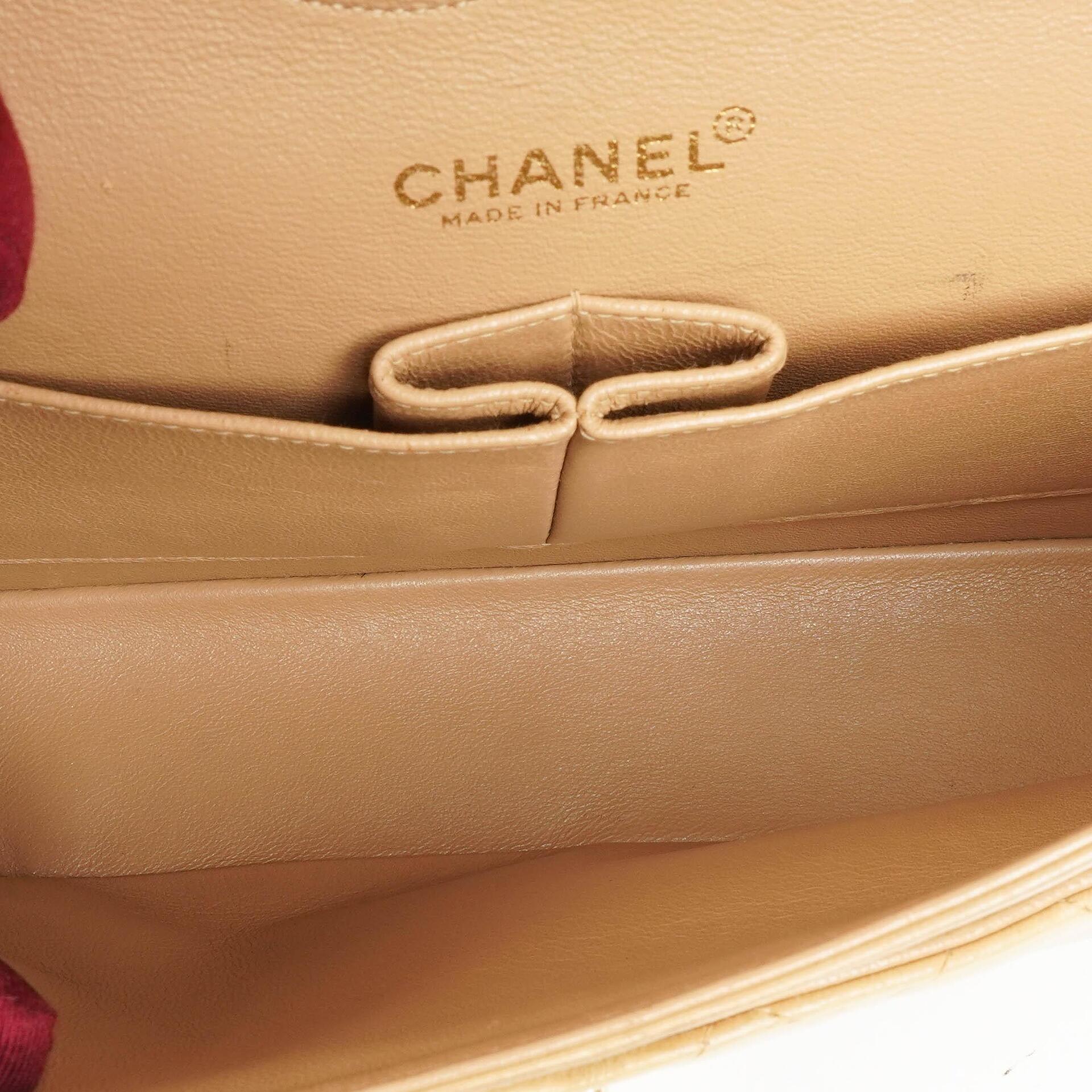 Chanel Mittlere Klassische Doppelklappen Tasche Beigefarbene gestepptes Lammleder mit 24K vergoldeten Beschlägen