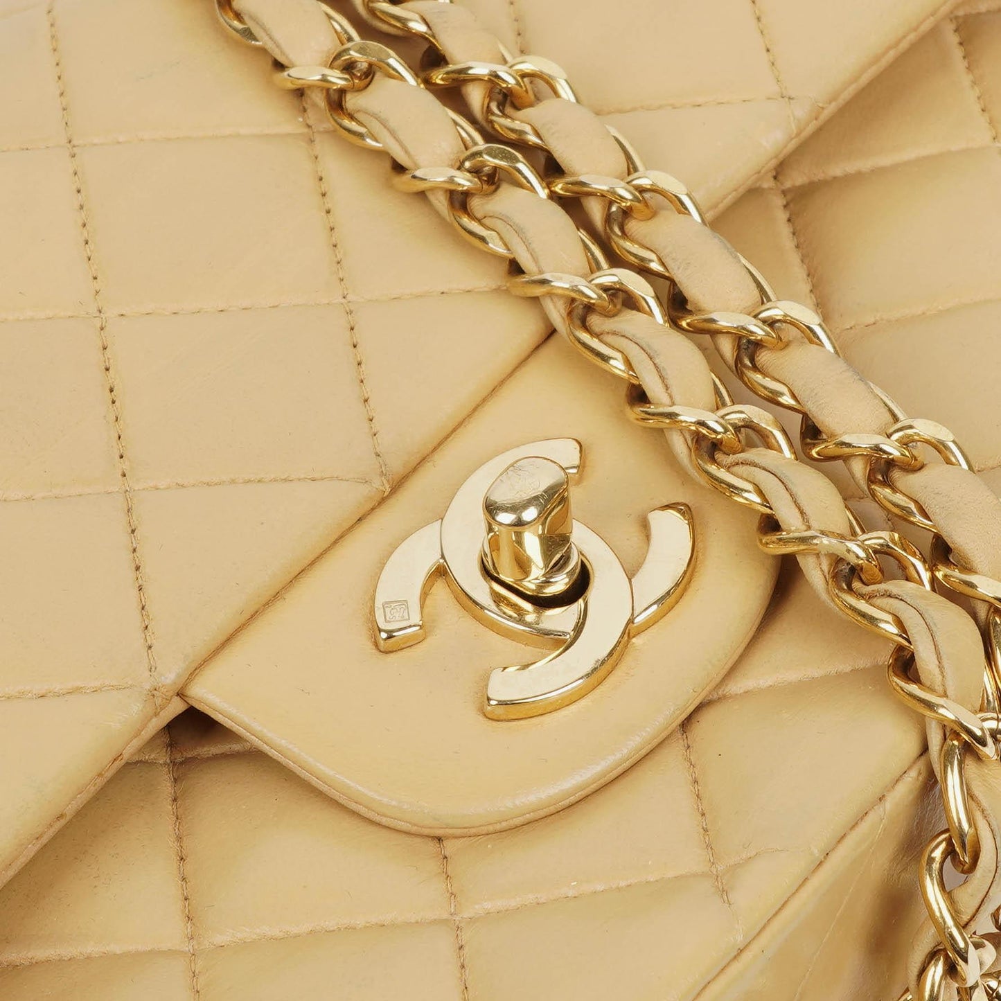 Chanel Mittlere Klassische Doppelklappen Tasche Beigefarbene gestepptes Lammleder mit 24K vergoldeten Beschlägen