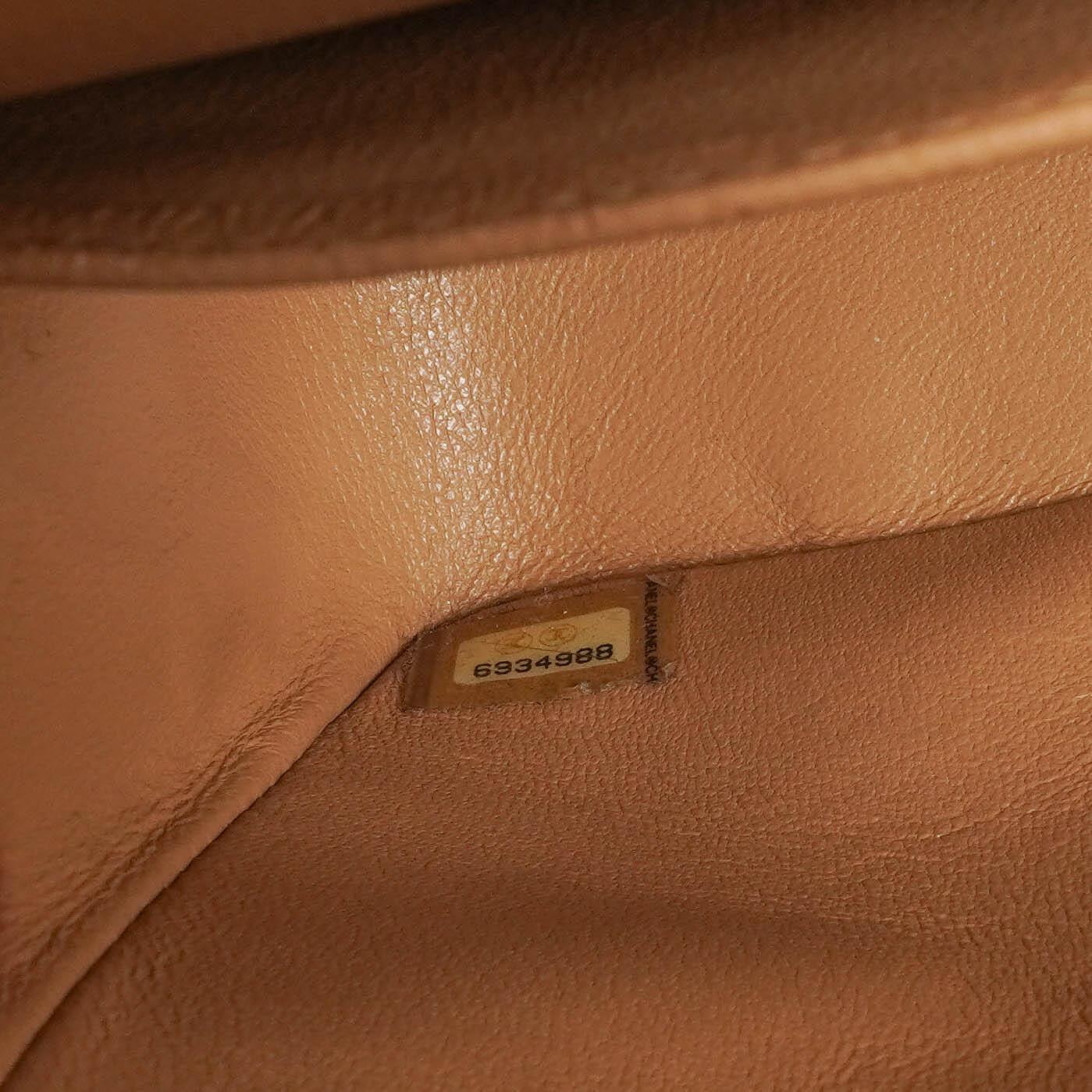 Chanel Mittlere Klassische Doppelklappen Tasche Beigefarbene gestepptes Lammleder mit 24K vergoldeten Beschlägen
