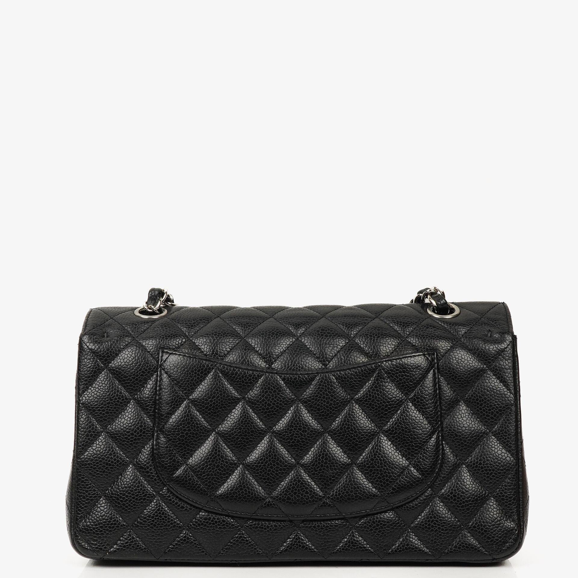 Chanel Mittelgroße Classic Double Flap Tasche aus schwarzem gestepptem Kaviarleder mit silberfarbenen Beschlägen, 2010-2011