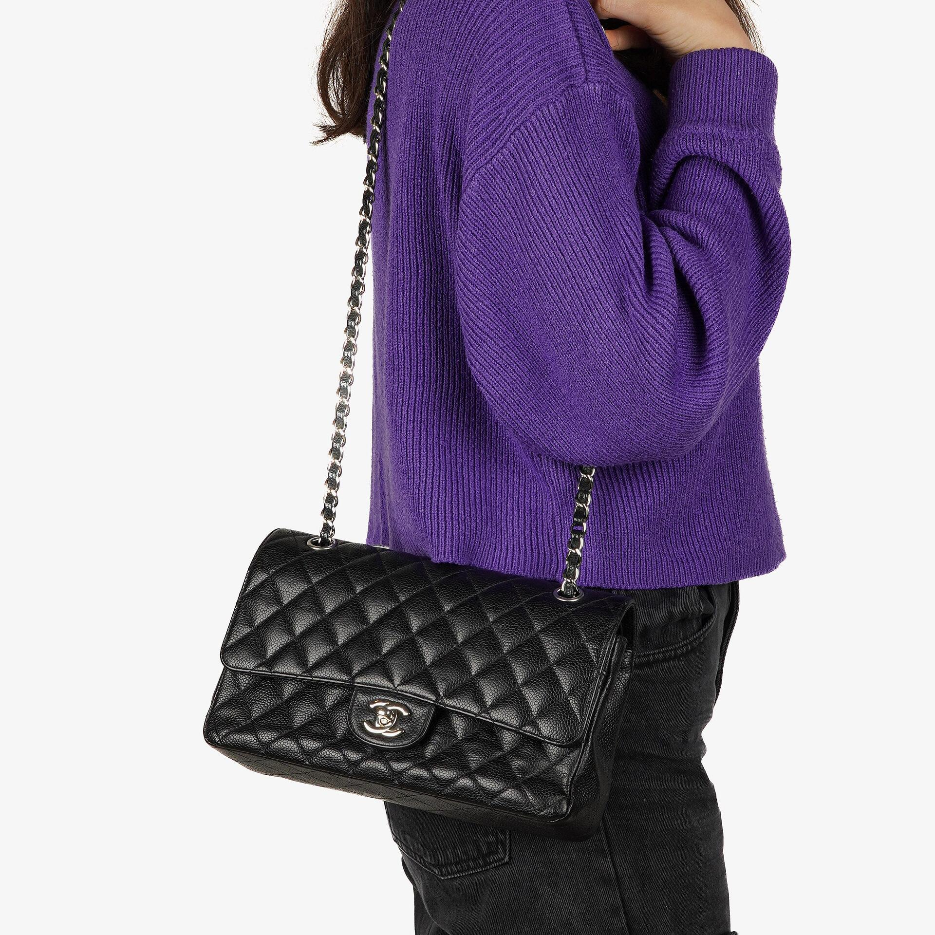 Chanel Mittelgroße Classic Double Flap Tasche aus schwarzem gestepptem Kaviarleder mit silberfarbenen Beschlägen, 2010-2011