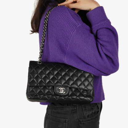 Chanel Mittelgroße Classic Double Flap Tasche aus schwarzem gestepptem Kaviarleder mit silberfarbenen Beschlägen, 2010-2011