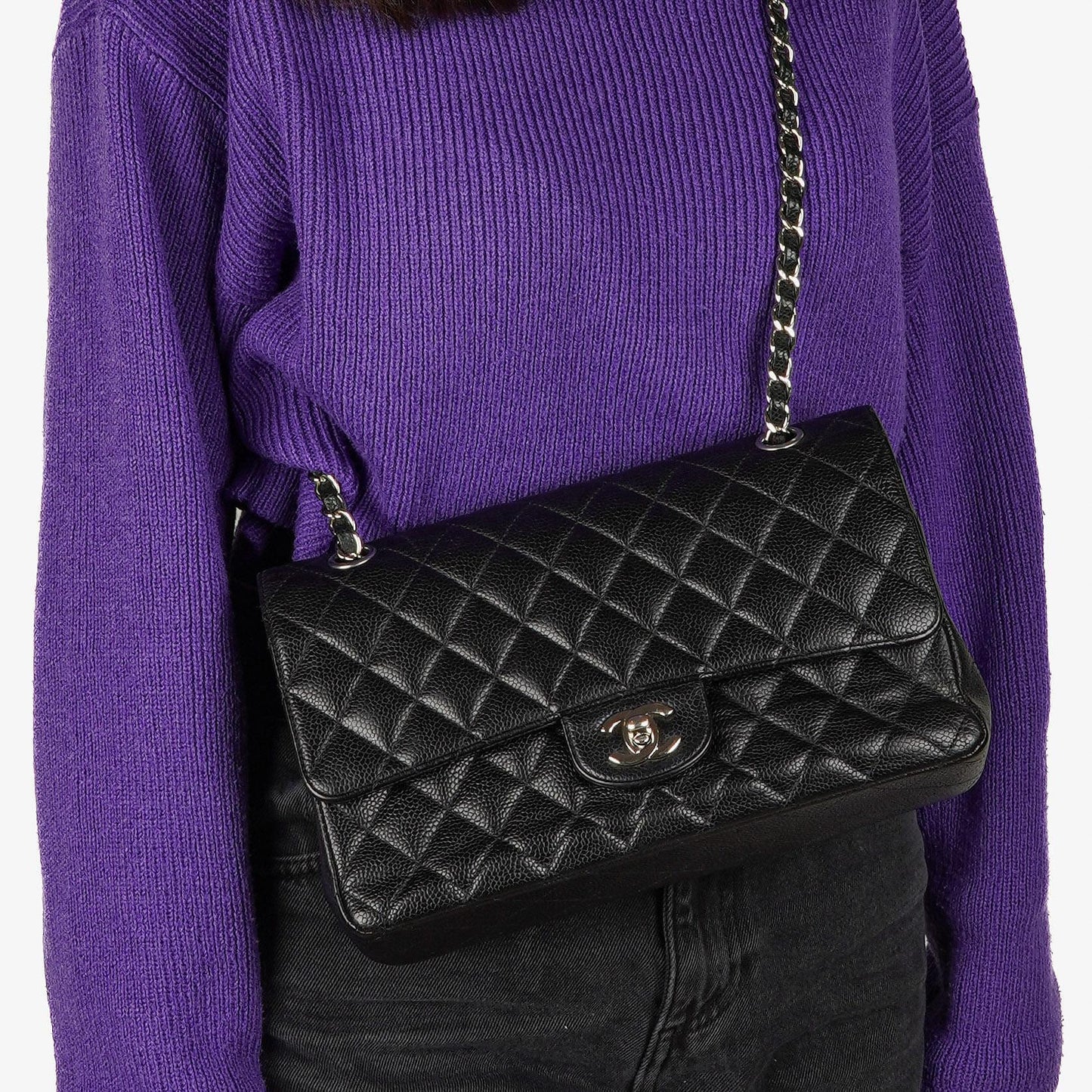 Chanel Mittelgroße Classic Double Flap Tasche aus schwarzem gestepptem Kaviarleder mit silberfarbenen Beschlägen, 2010-2011
