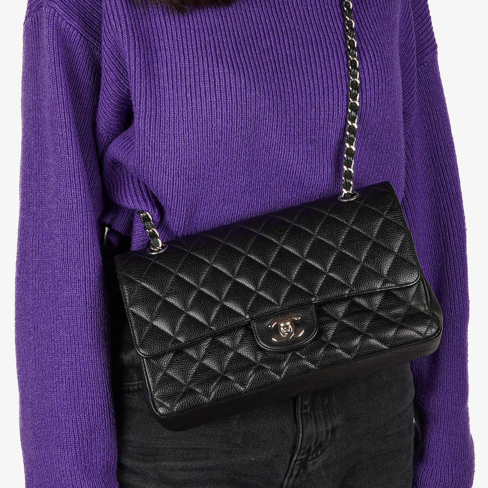 Chanel Mittelgroße Classic Double Flap Tasche aus schwarzem gestepptem Kaviarleder mit silberfarbenen Beschlägen, 2010-2011