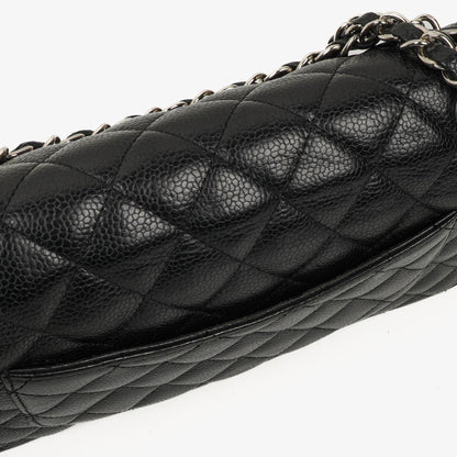 Chanel Mittelgroße Classic Double Flap Tasche aus schwarzem gestepptem Kaviarleder mit silberfarbenen Beschlägen, 2010-2011