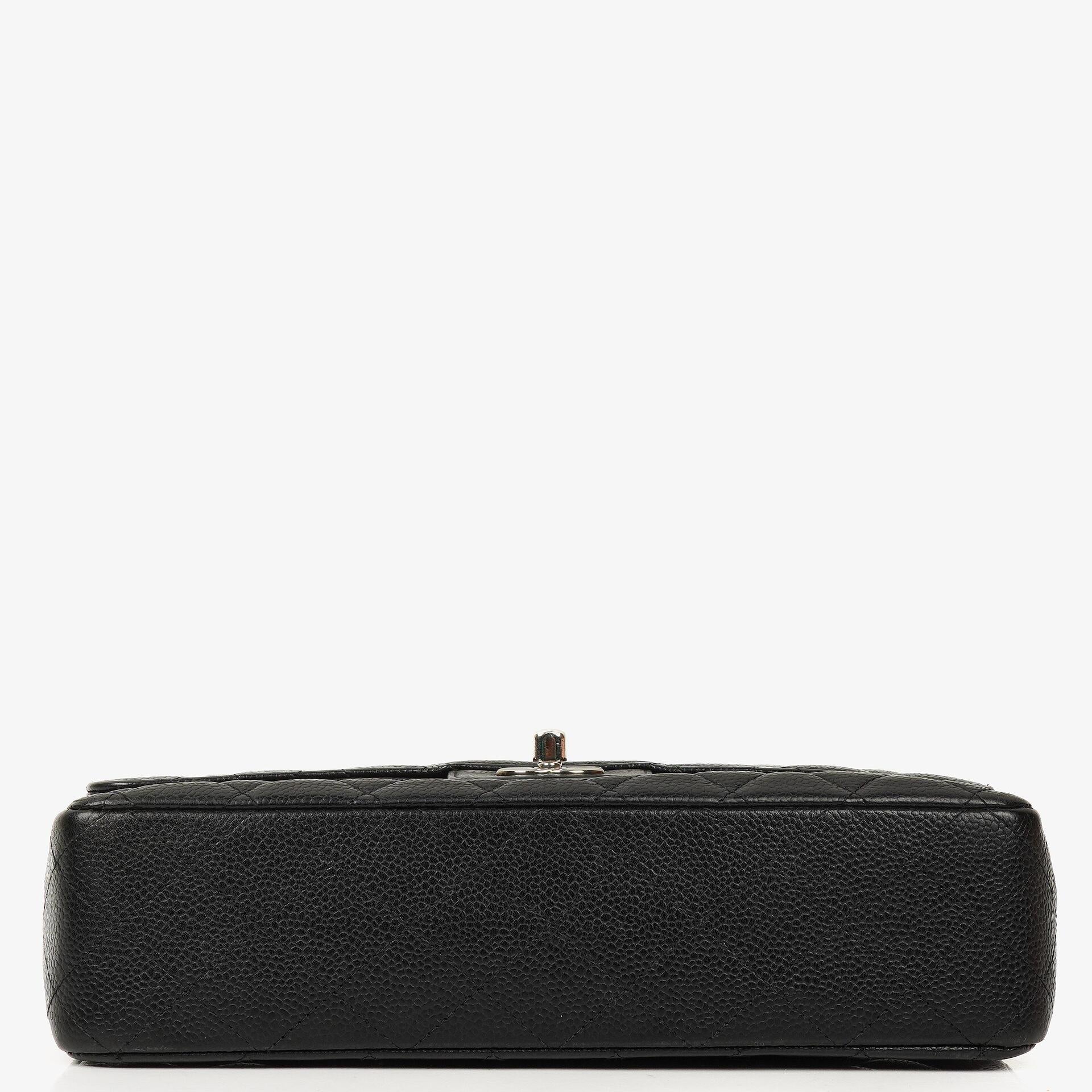 Chanel Mittelgroße Classic Double Flap Tasche aus schwarzem gestepptem Kaviarleder mit silberfarbenen Beschlägen, 2010-2011