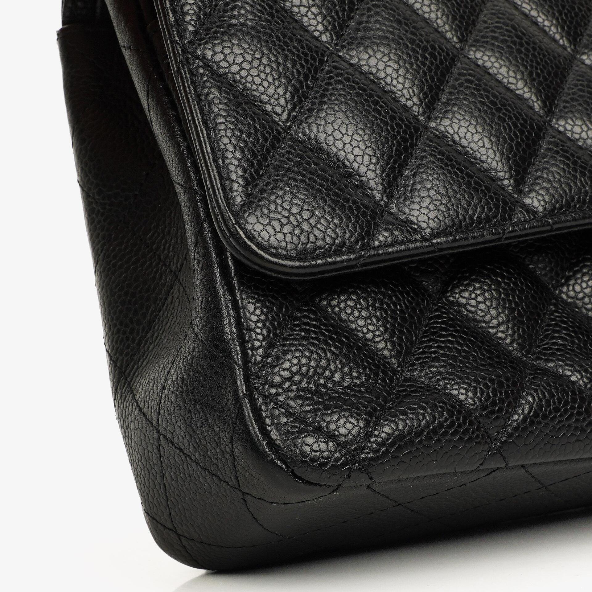 Chanel Mittelgroße Classic Double Flap Tasche aus schwarzem gestepptem Kaviarleder mit silberfarbenen Beschlägen, 2010-2011