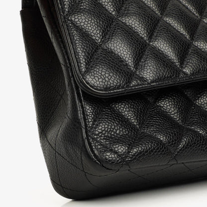 Chanel Mittelgroße Classic Double Flap Tasche aus schwarzem gestepptem Kaviarleder mit silberfarbenen Beschlägen, 2010-2011