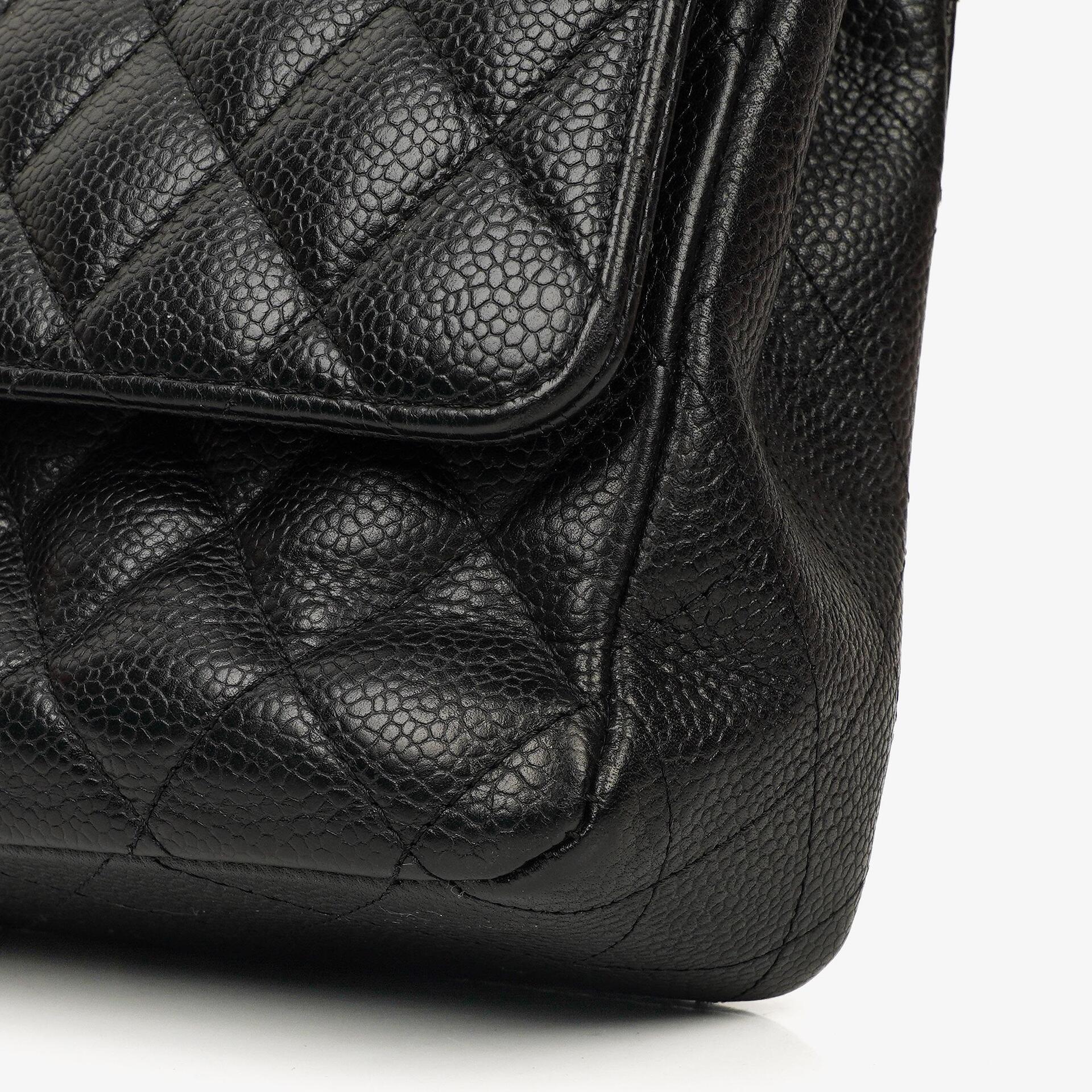 Chanel Mittelgroße Classic Double Flap Tasche aus schwarzem gestepptem Kaviarleder mit silberfarbenen Beschlägen, 2010-2011