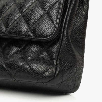 Chanel Mittelgroße Classic Double Flap Tasche aus schwarzem gestepptem Kaviarleder mit silberfarbenen Beschlägen, 2010-2011