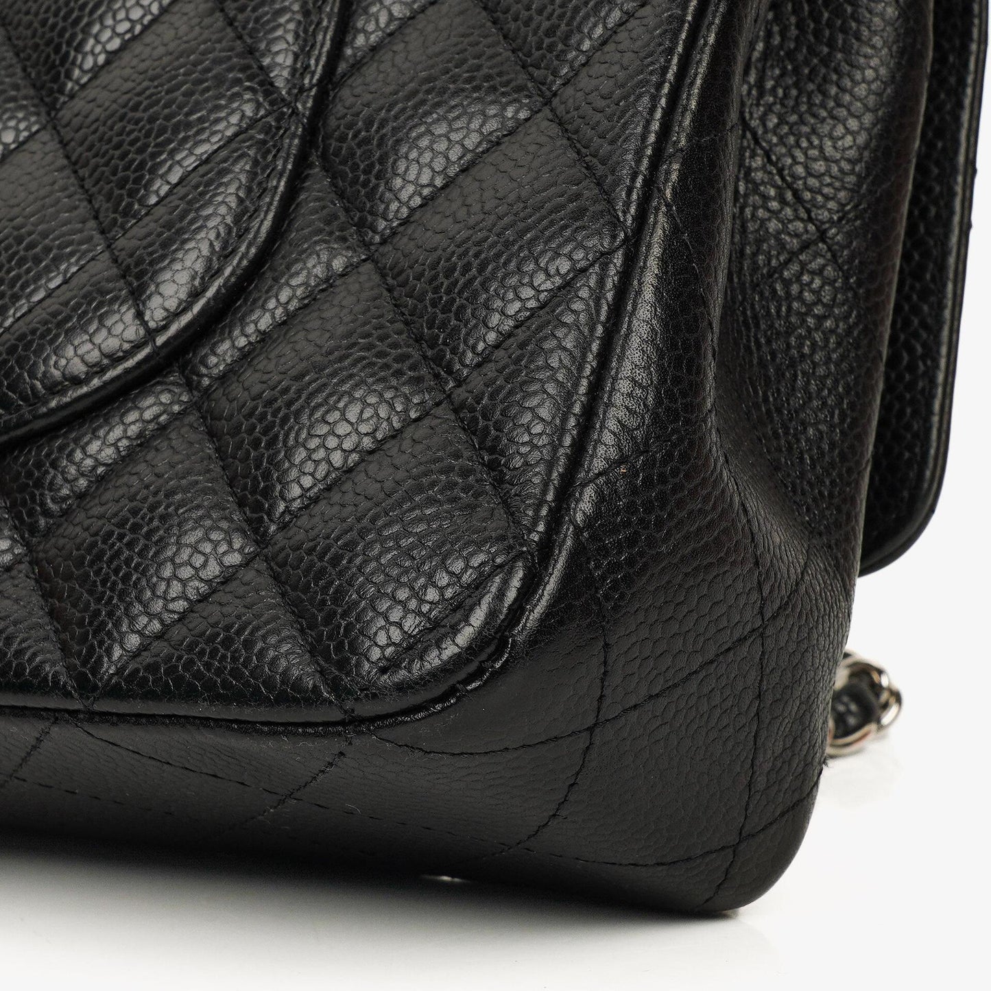 Chanel Mittelgroße Classic Double Flap Tasche aus schwarzem gestepptem Kaviarleder mit silberfarbenen Beschlägen, 2010-2011