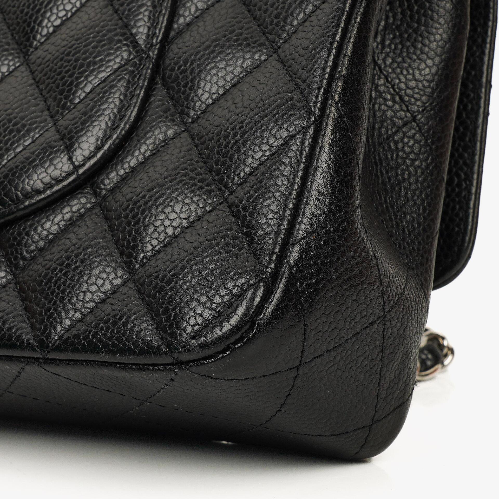Chanel Mittelgroße Classic Double Flap Tasche aus schwarzem gestepptem Kaviarleder mit silberfarbenen Beschlägen, 2010-2011