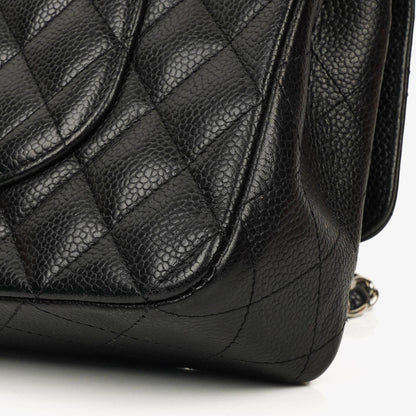 Chanel Mittelgroße Classic Double Flap Tasche aus schwarzem gestepptem Kaviarleder mit silberfarbenen Beschlägen, 2010-2011
