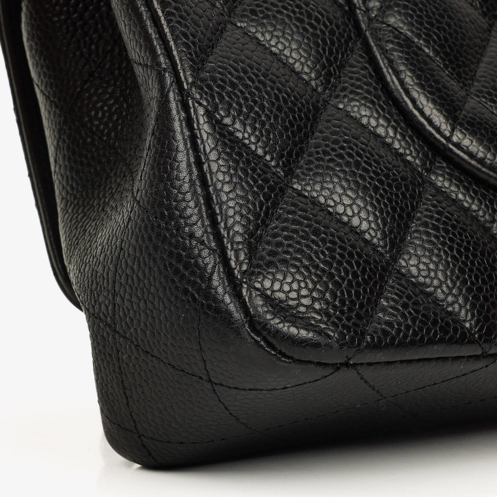 Chanel Mittelgroße Classic Double Flap Tasche aus schwarzem gestepptem Kaviarleder mit silberfarbenen Beschlägen, 2010-2011