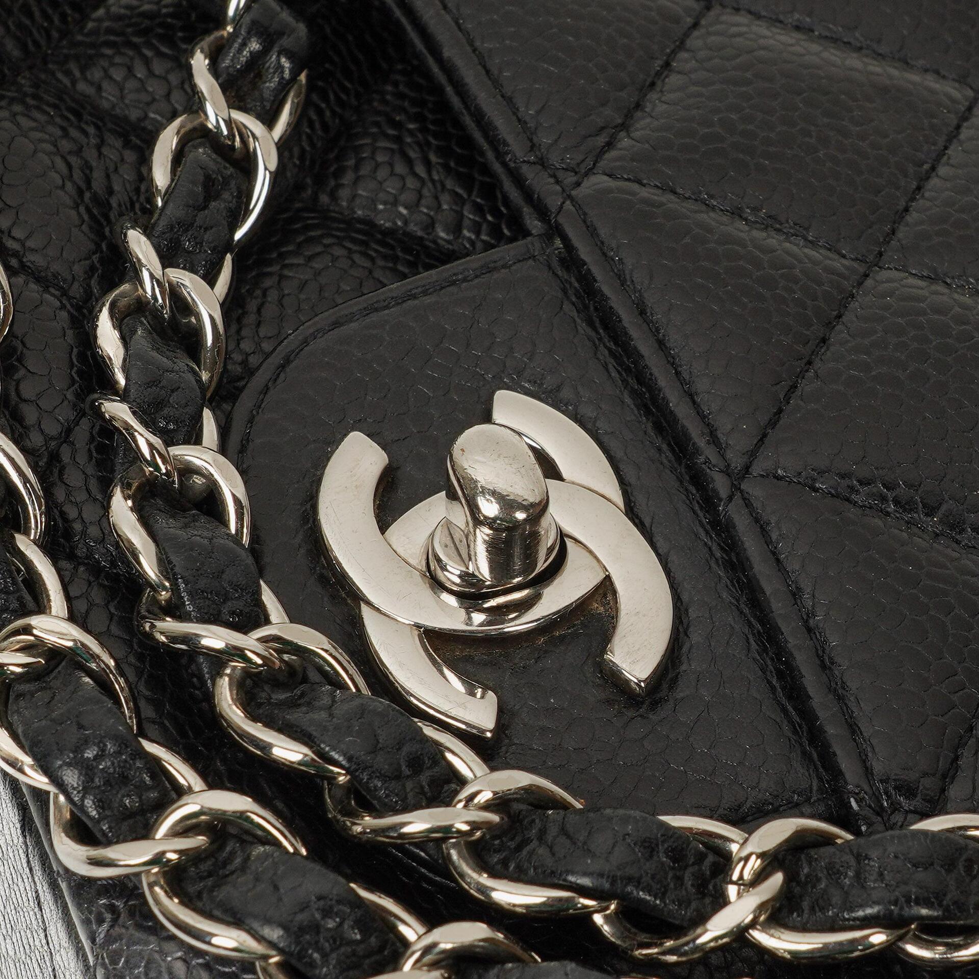 Chanel Mittelgroße Classic Double Flap Tasche aus schwarzem gestepptem Kaviarleder mit silberfarbenen Beschlägen, 2010-2011