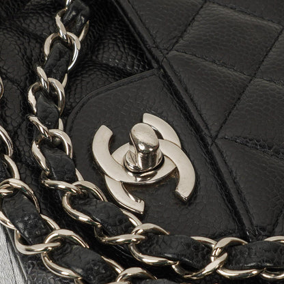 Chanel Mittelgroße Classic Double Flap Tasche aus schwarzem gestepptem Kaviarleder mit silberfarbenen Beschlägen, 2010-2011