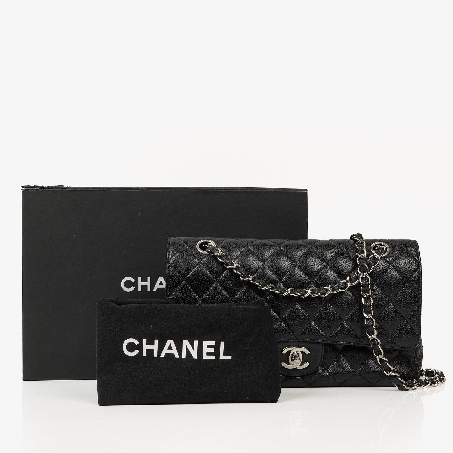 Chanel Mittelgroße Classic Double Flap Tasche aus schwarzem gestepptem Kaviarleder mit silberfarbenen Beschlägen, 2010-2011