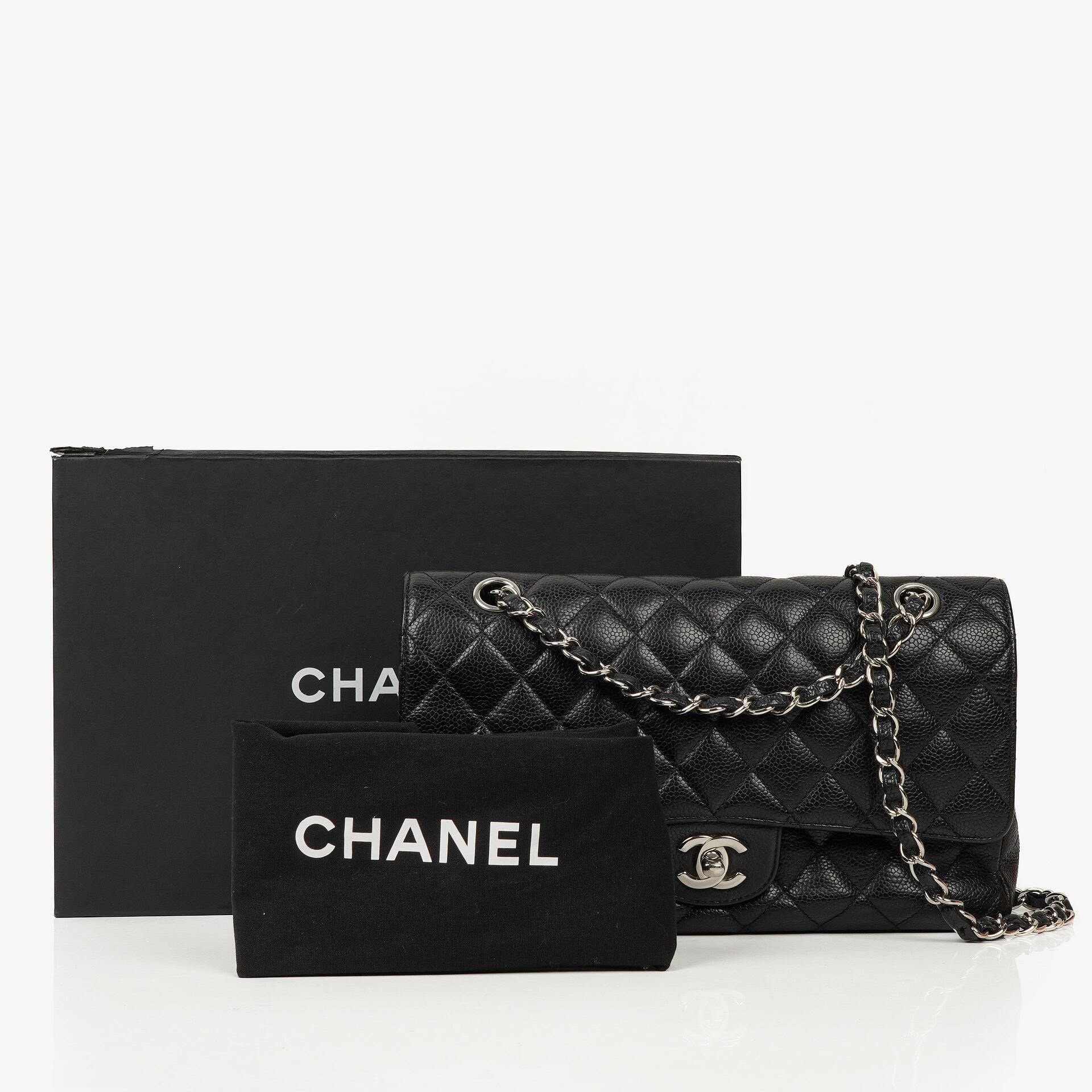 Chanel Mittelgroße Classic Double Flap Tasche aus schwarzem gestepptem Kaviarleder mit silberfarbenen Beschlägen, 2010-2011