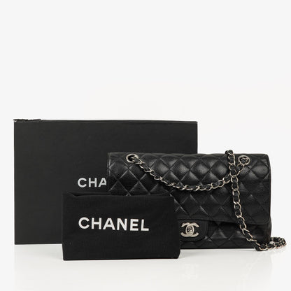 Chanel Mittelgroße Classic Double Flap Tasche aus schwarzem gestepptem Kaviarleder mit silberfarbenen Beschlägen, 2010-2011