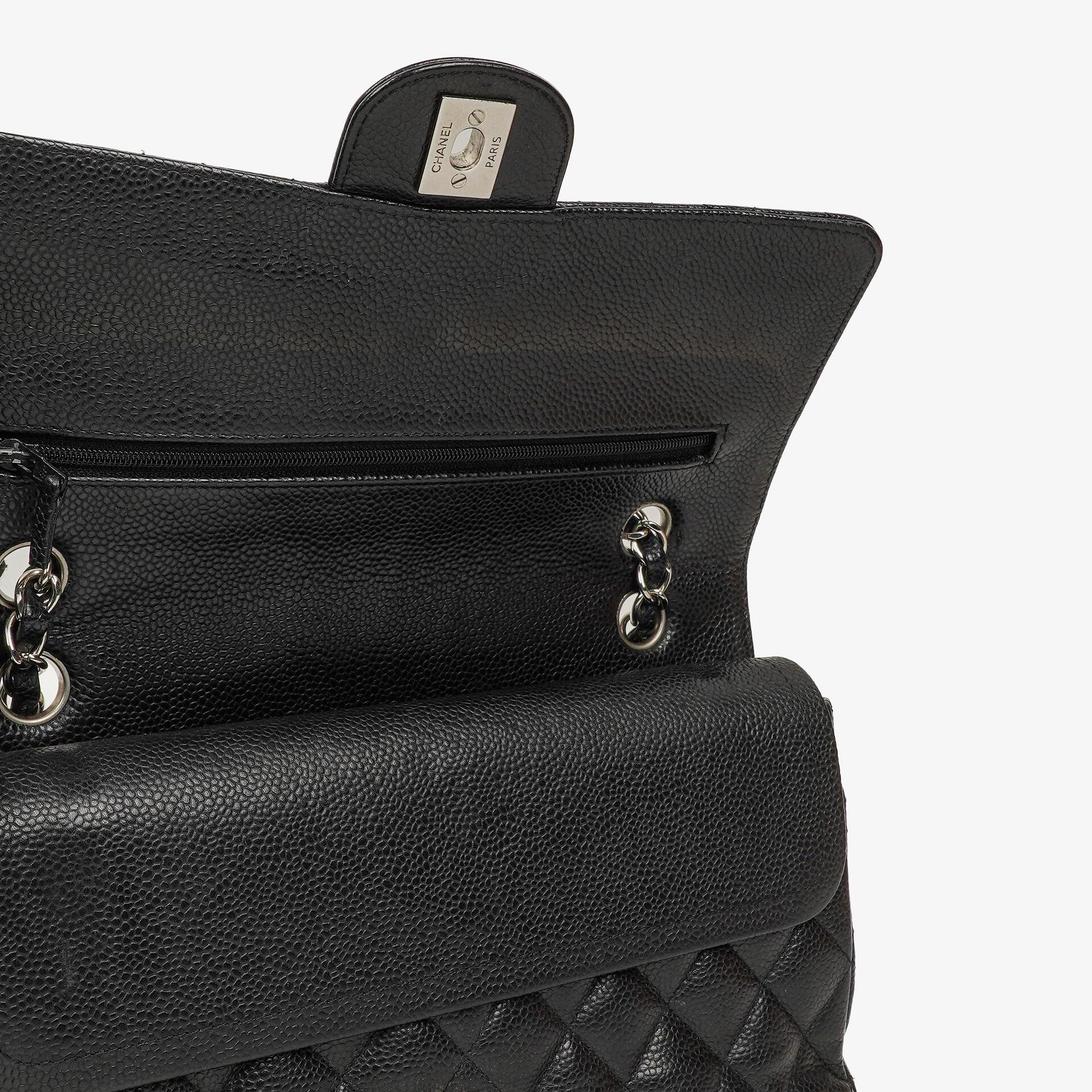 Chanel Mittelgroße Classic Double Flap Tasche aus schwarzem gestepptem Kaviarleder mit silberfarbenen Beschlägen, 2010-2011