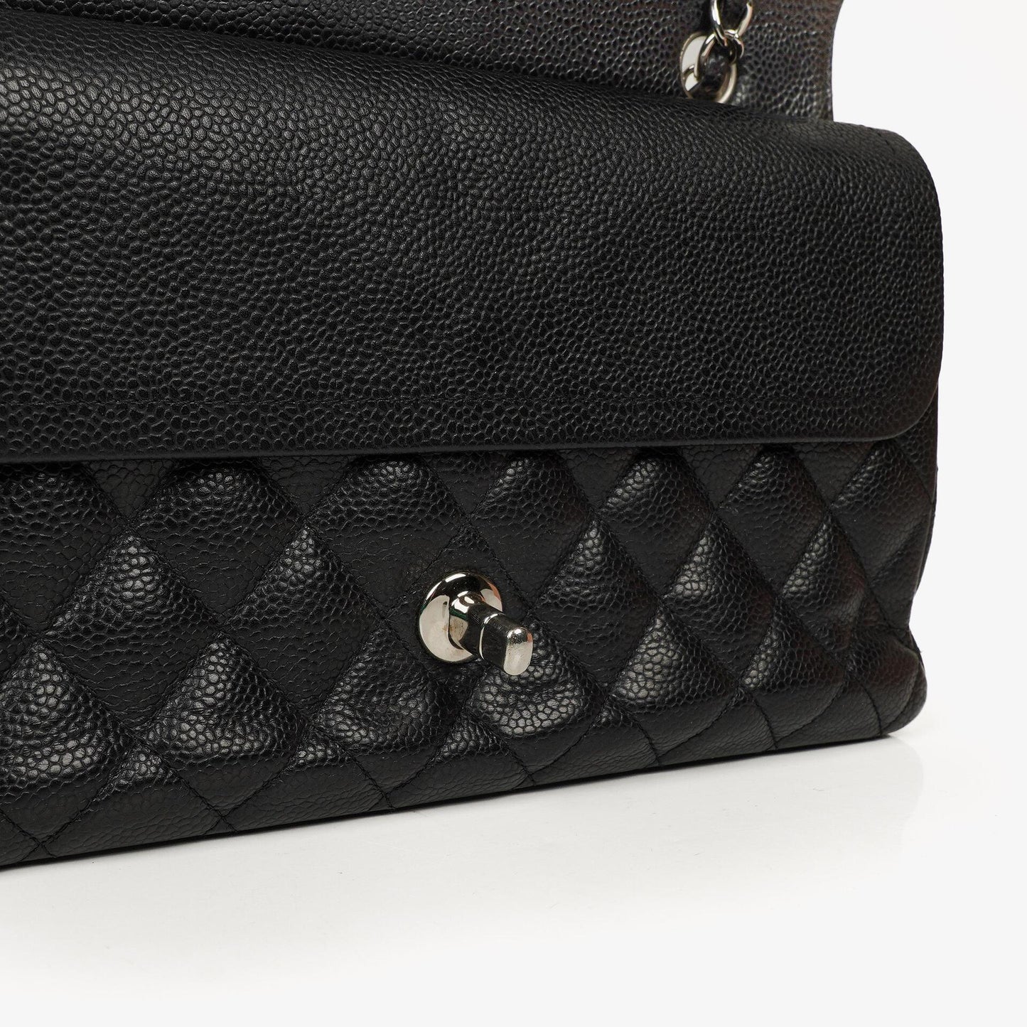 Chanel Mittelgroße Classic Double Flap Tasche aus schwarzem gestepptem Kaviarleder mit silberfarbenen Beschlägen, 2010-2011