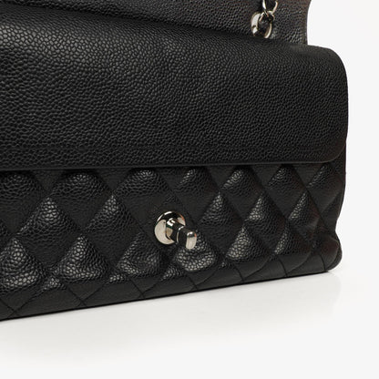 Chanel Mittelgroße Classic Double Flap Tasche aus schwarzem gestepptem Kaviarleder mit silberfarbenen Beschlägen, 2010-2011