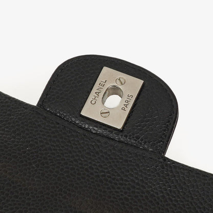 Chanel Mittelgroße Classic Double Flap Tasche aus schwarzem gestepptem Kaviarleder mit silberfarbenen Beschlägen, 2010-2011