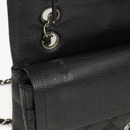 Chanel Mittelgroße Classic Double Flap Tasche aus schwarzem gestepptem Kaviarleder mit silberfarbenen Beschlägen, 2010-2011