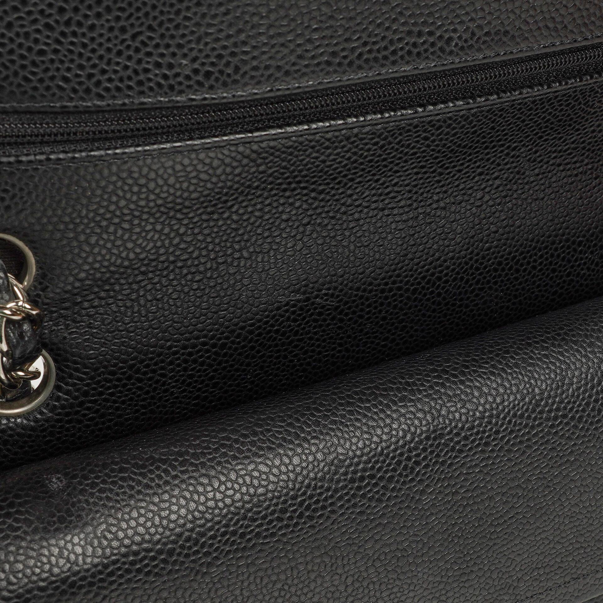 Chanel Mittelgroße Classic Double Flap Tasche aus schwarzem gestepptem Kaviarleder mit silberfarbenen Beschlägen, 2010-2011