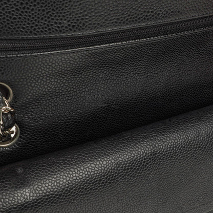 Chanel Mittelgroße Classic Double Flap Tasche aus schwarzem gestepptem Kaviarleder mit silberfarbenen Beschlägen, 2010-2011