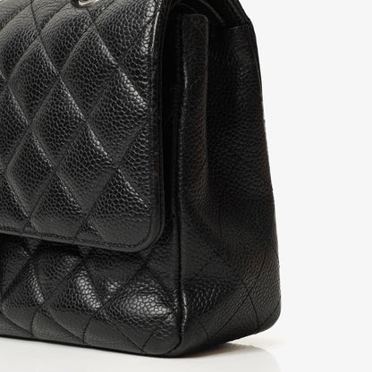 Chanel Mittelgroße Classic Double Flap Tasche aus schwarzem gestepptem Kaviarleder mit silberfarbenen Beschlägen, 2010-2011