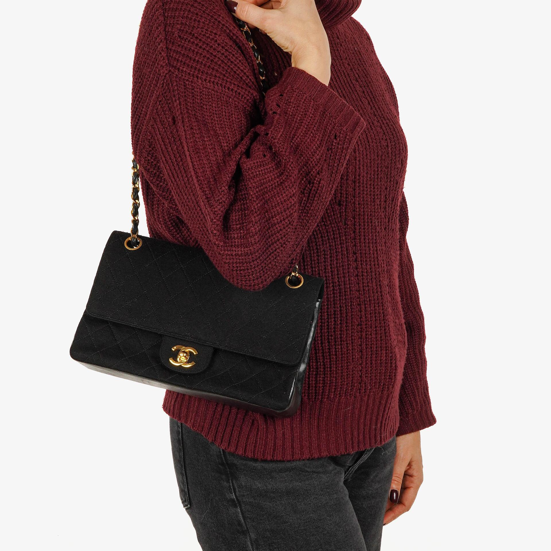 Chanel Mittelgroße Klassische Double Flap Tasche aus schwarzem gestepptem Jersey mit 24K vergoldeter Hardware