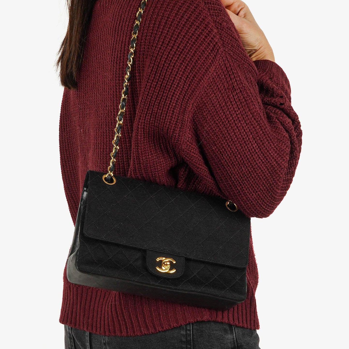 Chanel Mittelgroße Klassische Double Flap Tasche aus schwarzem gestepptem Jersey mit 24K vergoldeter Hardware