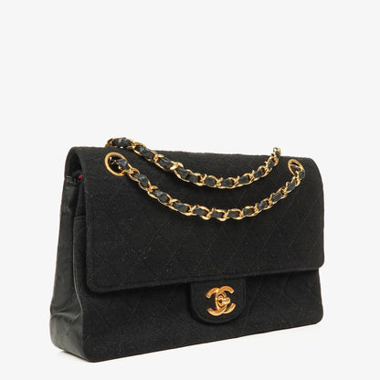 Chanel Mittelgroße Klassische Double Flap Tasche aus schwarzem gestepptem Jersey mit 24K vergoldeter Hardware