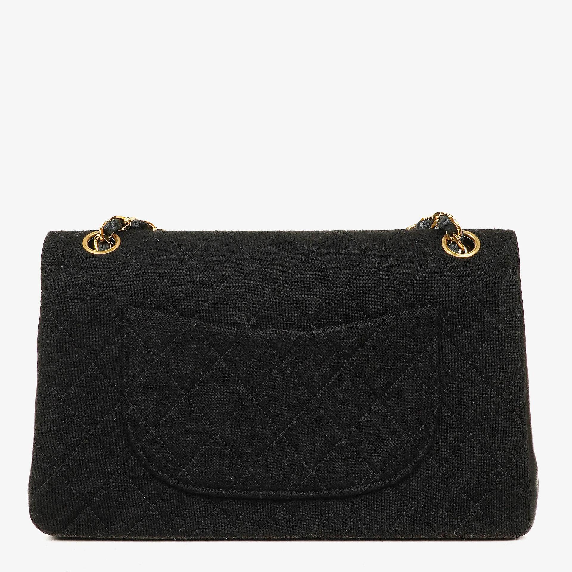 Chanel Mittelgroße Klassische Double Flap Tasche aus schwarzem gestepptem Jersey mit 24K vergoldeter Hardware