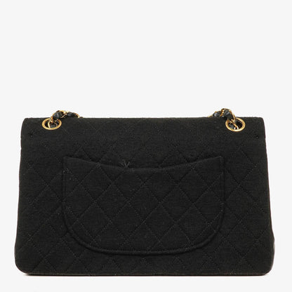 Chanel Mittelgroße Klassische Double Flap Tasche aus schwarzem gestepptem Jersey mit 24K vergoldeter Hardware
