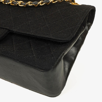 Chanel Mittelgroße Klassische Double Flap Tasche aus schwarzem gestepptem Jersey mit 24K vergoldeter Hardware