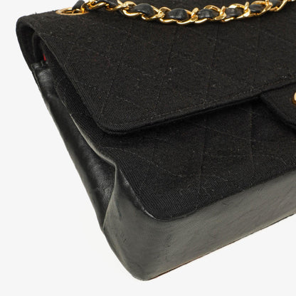 Chanel Mittelgroße Klassische Double Flap Tasche aus schwarzem gestepptem Jersey mit 24K vergoldeter Hardware