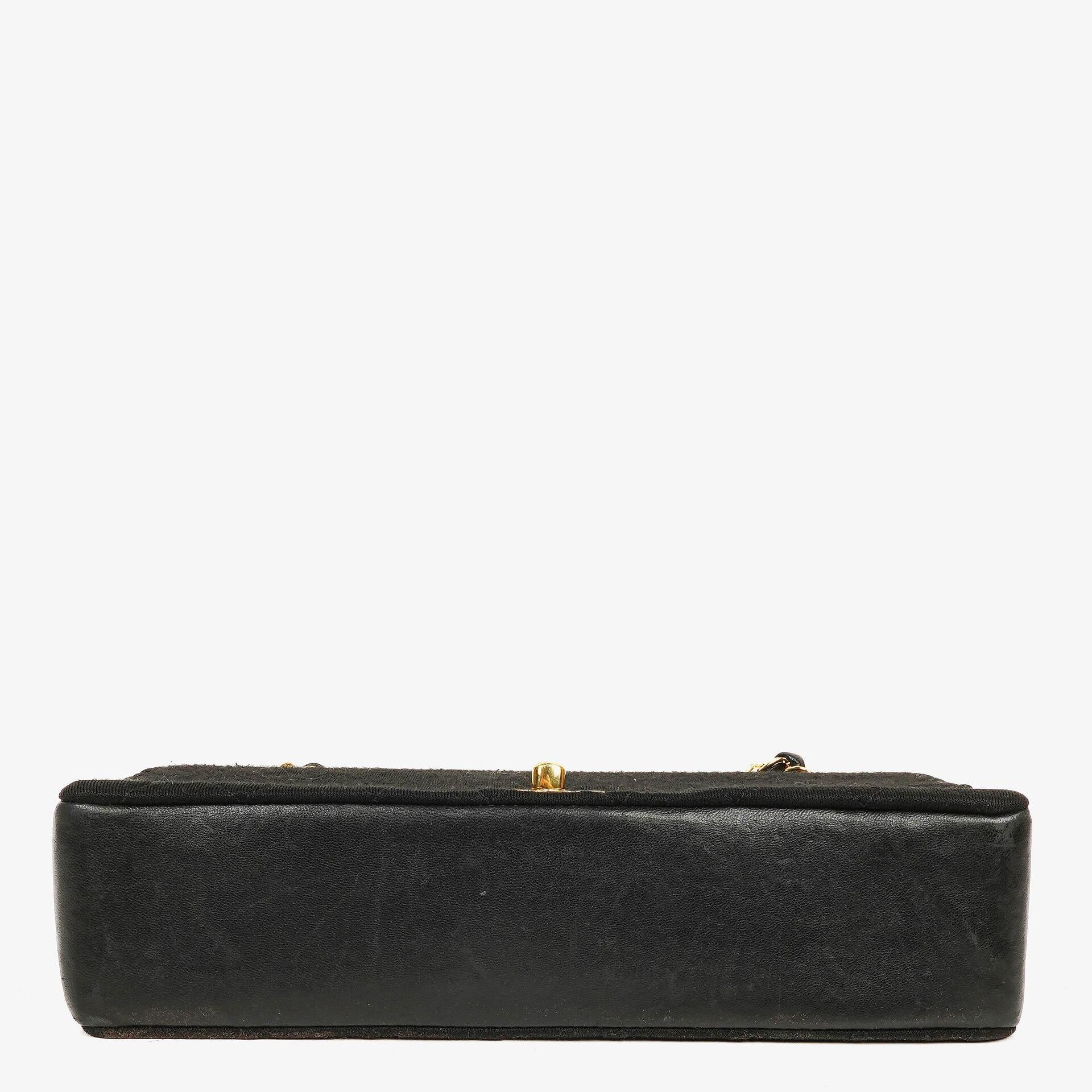 Chanel Mittelgroße Klassische Double Flap Tasche aus schwarzem gestepptem Jersey mit 24K vergoldeter Hardware