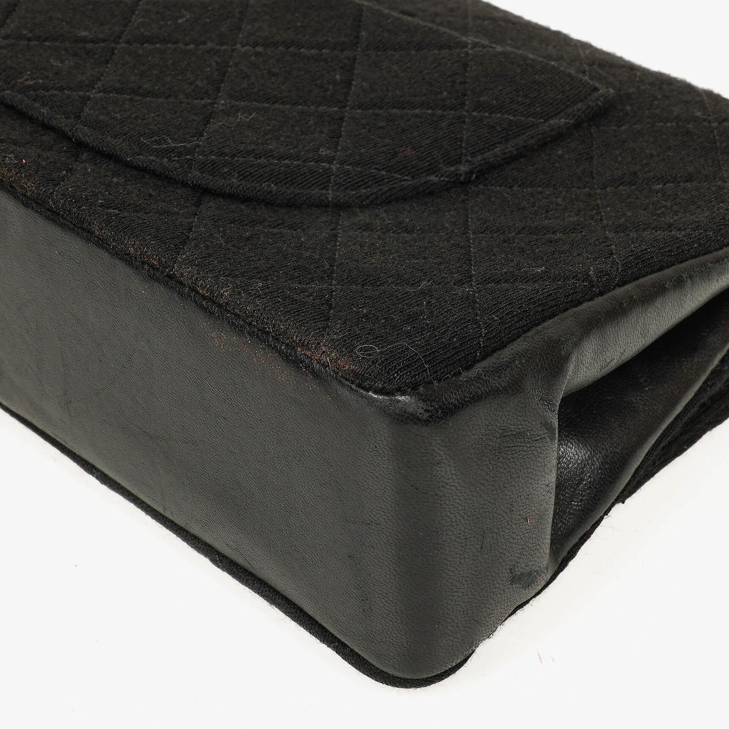 Chanel Mittelgroße Klassische Double Flap Tasche aus schwarzem gestepptem Jersey mit 24K vergoldeter Hardware