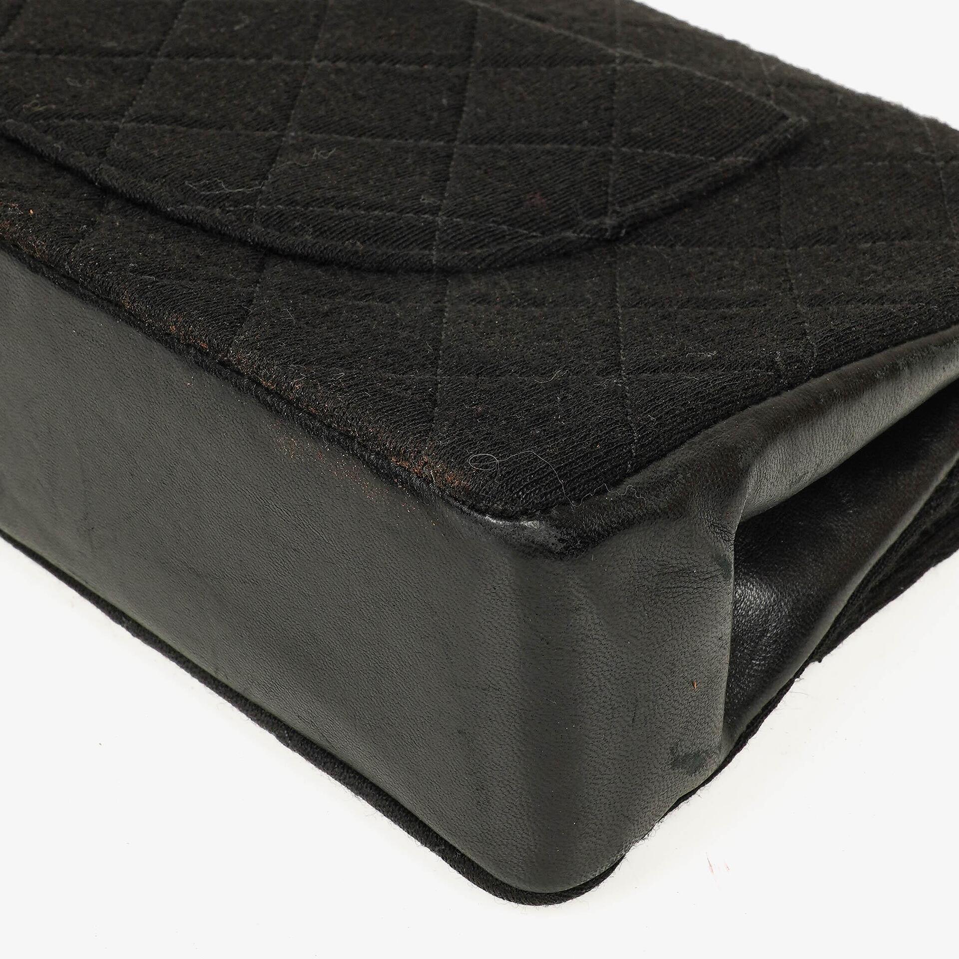 Chanel Mittelgroße Klassische Double Flap Tasche aus schwarzem gestepptem Jersey mit 24K vergoldeter Hardware