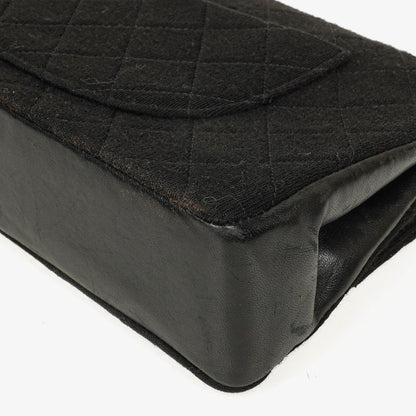 Chanel Mittelgroße Klassische Double Flap Tasche aus schwarzem gestepptem Jersey mit 24K vergoldeter Hardware