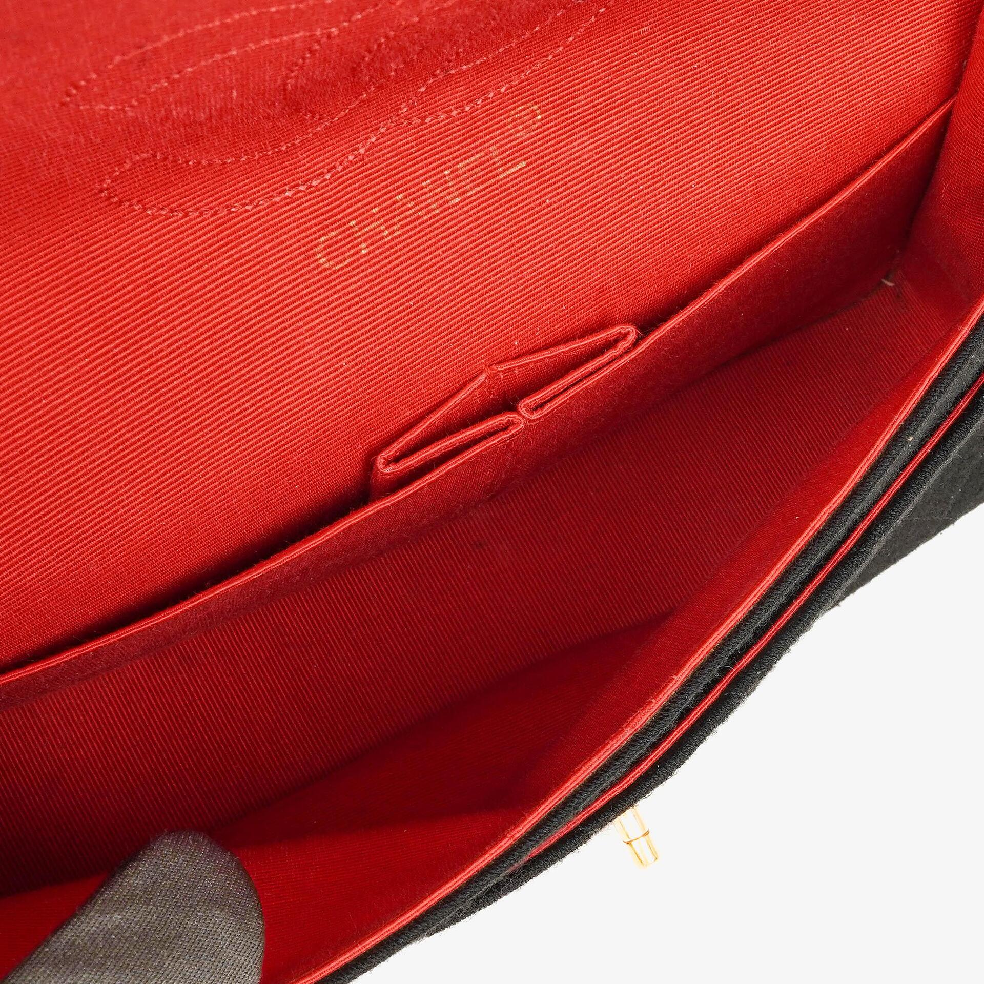 Chanel Mittelgroße Klassische Double Flap Tasche aus schwarzem gestepptem Jersey mit 24K vergoldeter Hardware