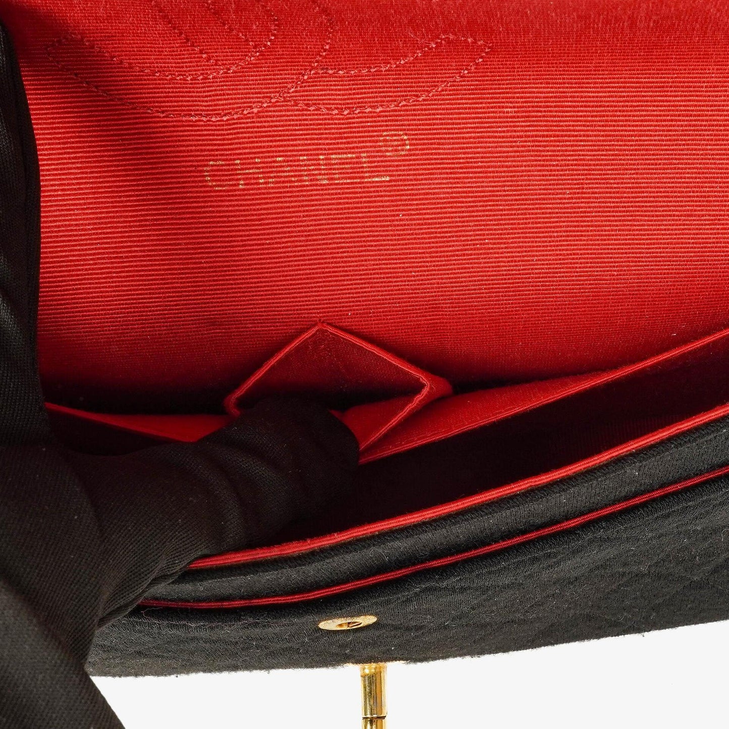 Chanel Mittelgroße Klassische Double Flap Tasche aus schwarzem gestepptem Jersey mit 24K vergoldeter Hardware
