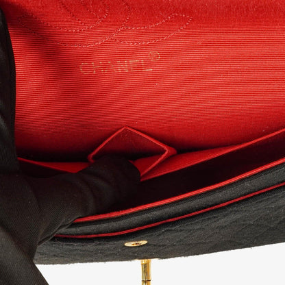 Chanel Mittelgroße Klassische Double Flap Tasche aus schwarzem gestepptem Jersey mit 24K vergoldeter Hardware