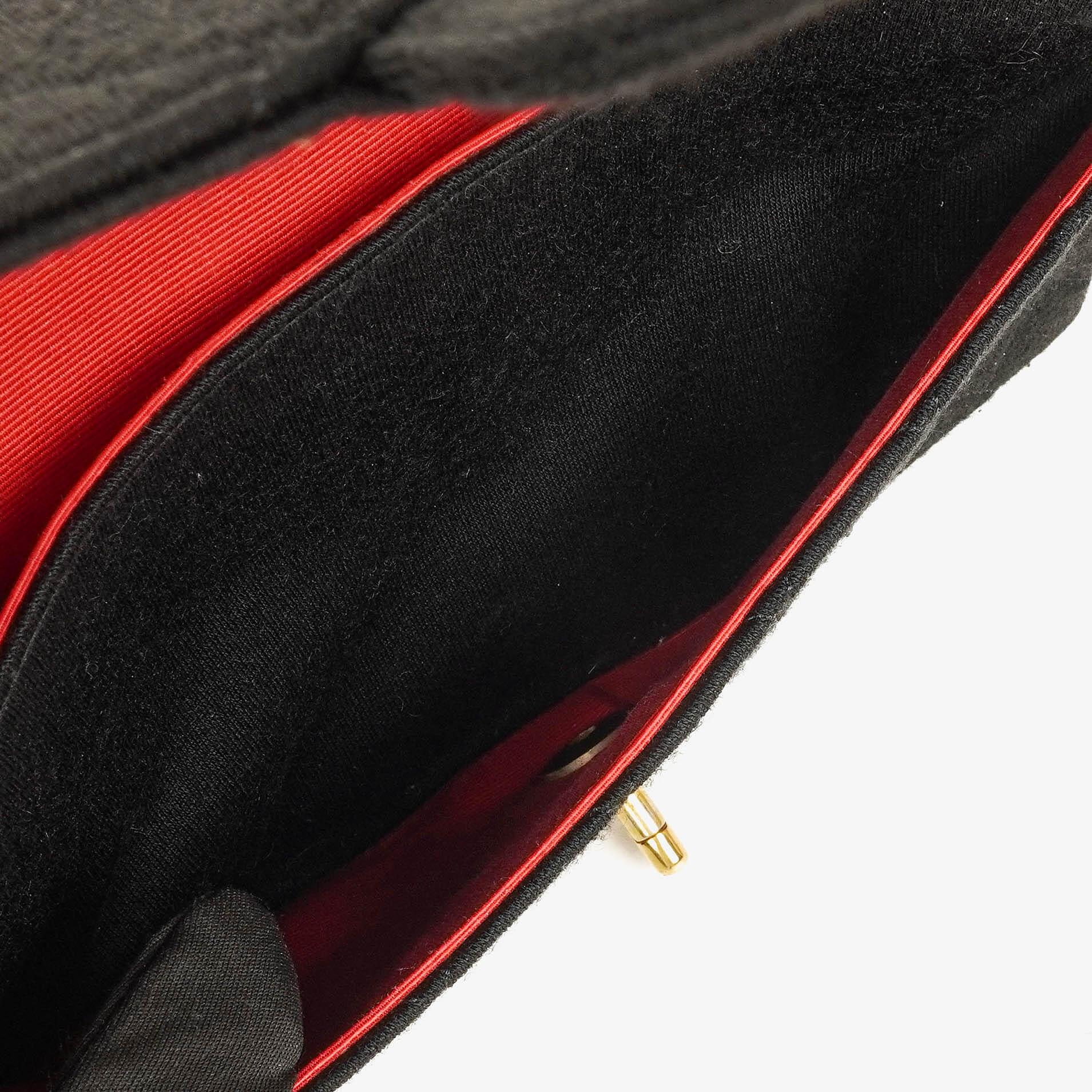 Chanel Mittelgroße Klassische Double Flap Tasche aus schwarzem gestepptem Jersey mit 24K vergoldeter Hardware